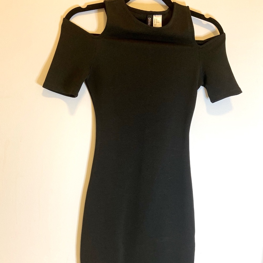 NWOT H&M off the shoulder flattering bodycon dress, ribbed fabric, size 2